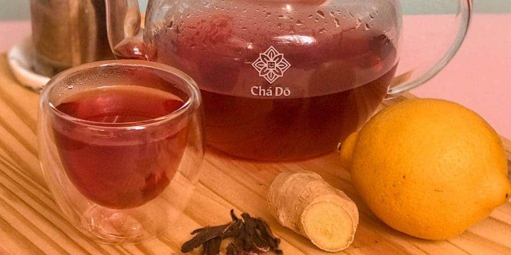 Chá verde com gengibre, hibisco e casca de limão