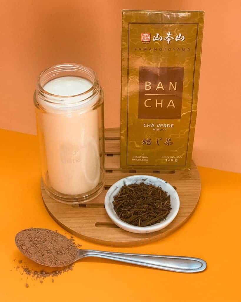 Ingredientes: Chá Verde Bancha Torrado (Hojicha), Chocolate em Pó e Leite.