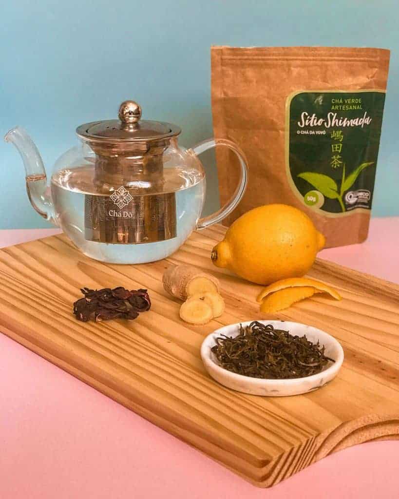 Preparando Chá verde com gengibre, hibisco e casca de limão
