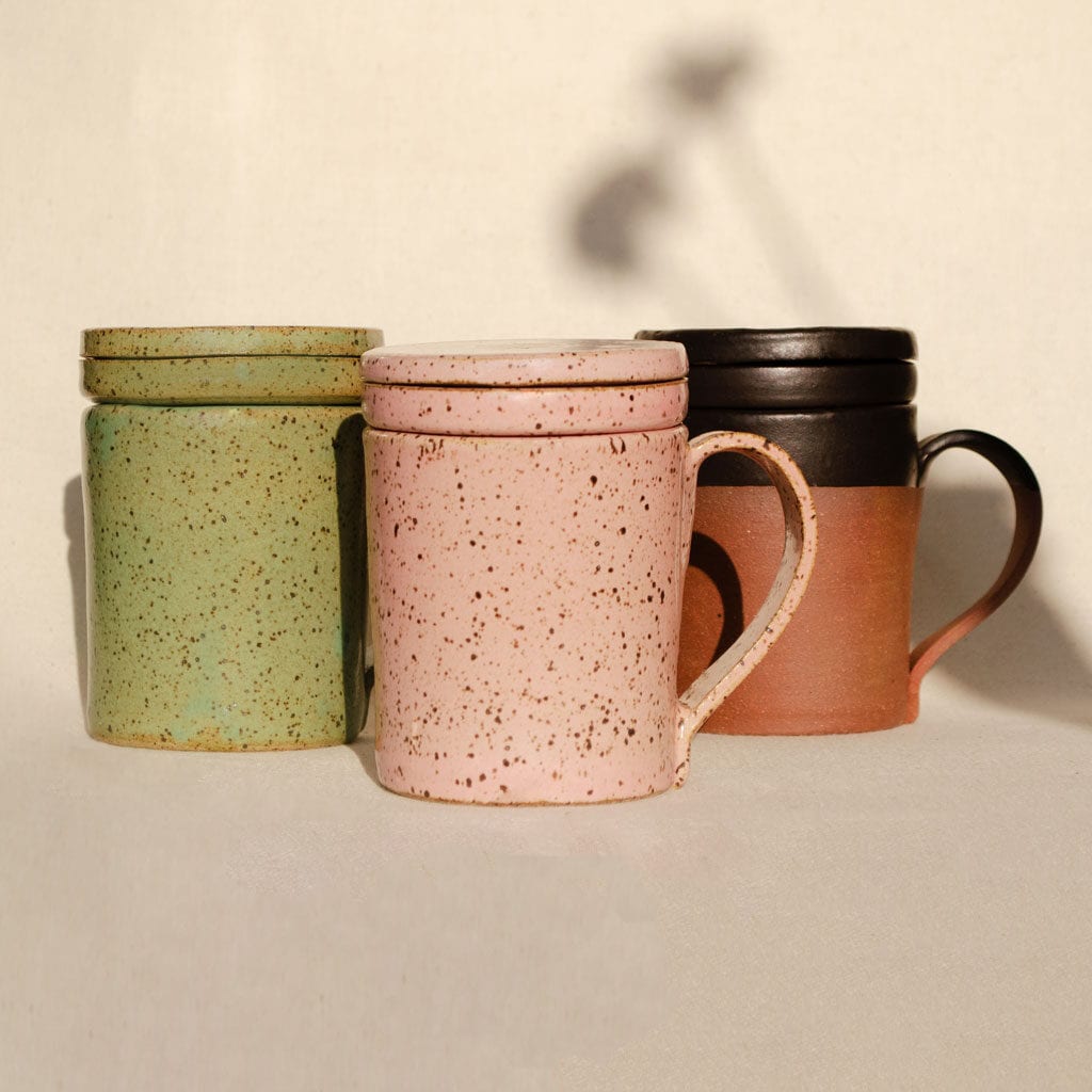 Caneca com infusor de chá em cerâmica Antonia | 250ml | Verde, Rosa e Terracota com Preto
