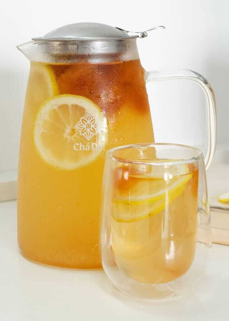 Limonada na jarra de vidro e copo de vidro duplo do Chá Dō.