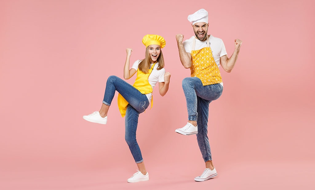 Casal feliz com seus presentes do chá de panela.